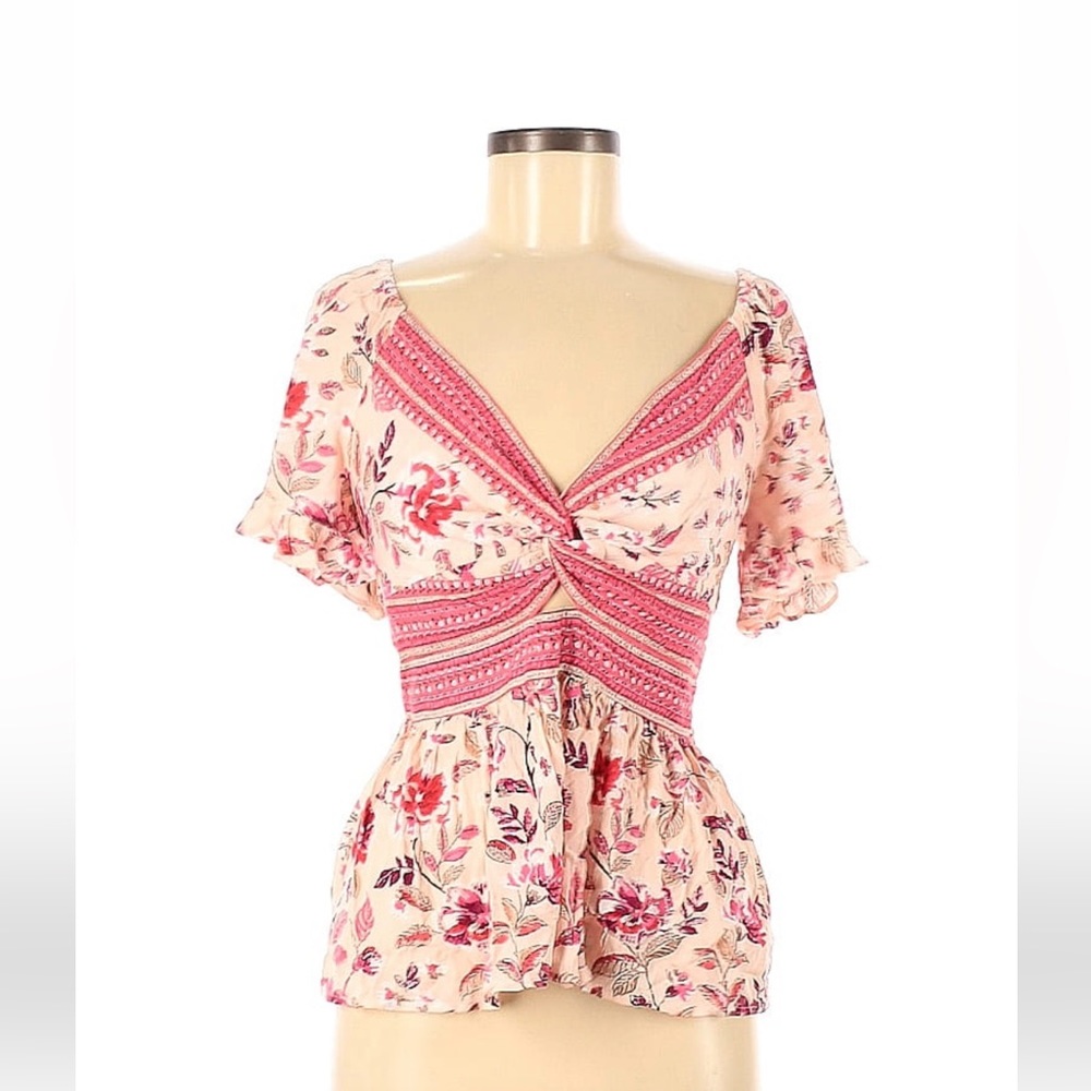 Feminine top. Perfect with jeans or shorts.